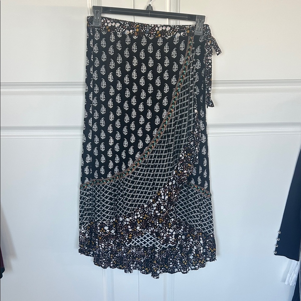 NWOT Faux wrap hi-lo Black and White Patterned Skirt